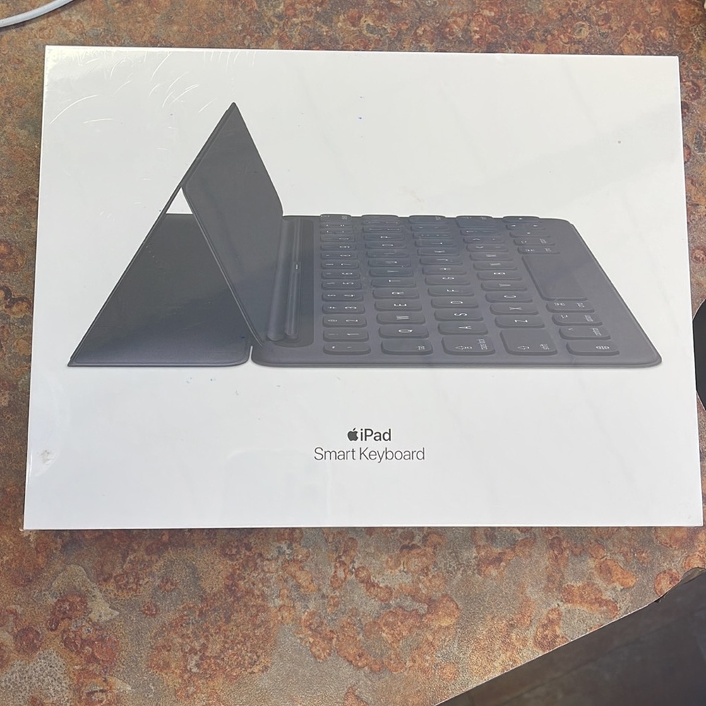 APPLE iPad SMART KEYBOARD BRAND NEW SEALED